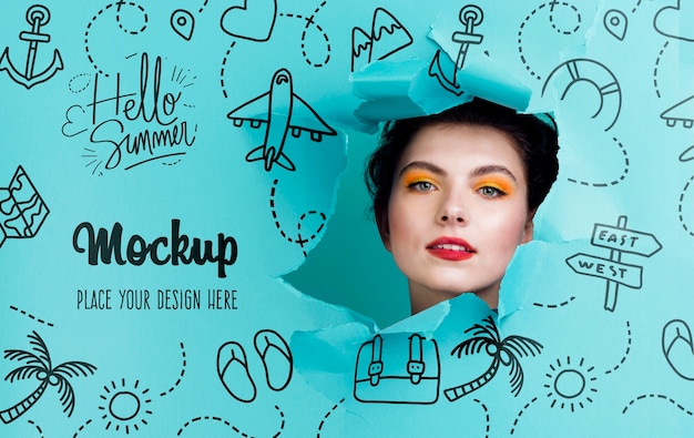 Bella donna con mock-up di trucco estivo