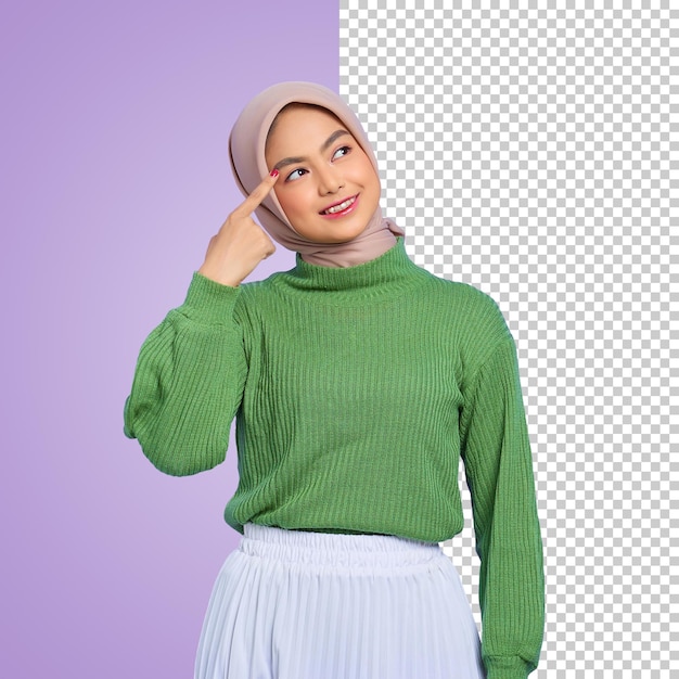 Bella giovane donna asiatica in maglione verde che sorride distogliendo lo sguardo con un dito sulla testa che ha una grande idea