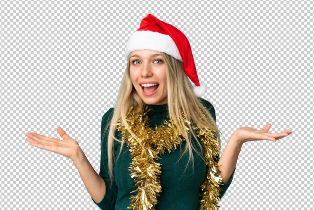 Bella mujer con sombrero de Navidad aislado