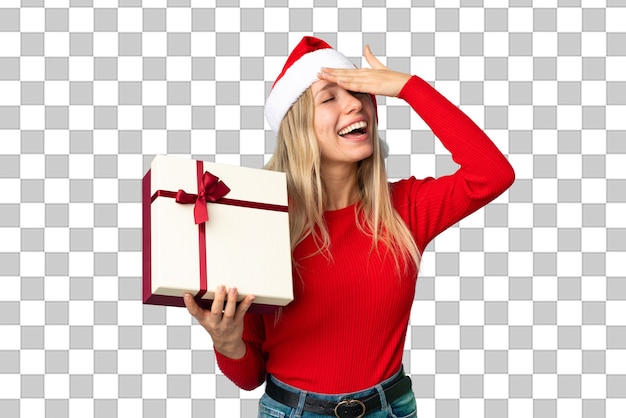 Bella mujer con sombrero de navidad aislado