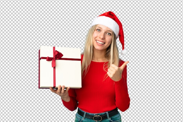 Bella mujer con sombrero de navidad aislado