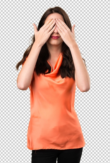 Bella ragazza che copre i suoi occhi