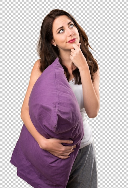 Bella ragazza con un pensiero di cuscino