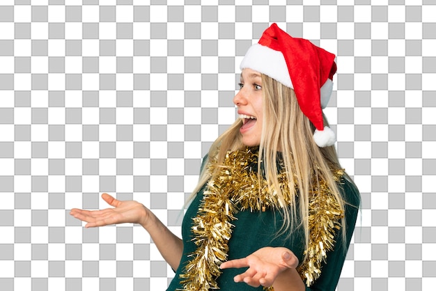 PSD belle femme avec chapeau de noël isolé