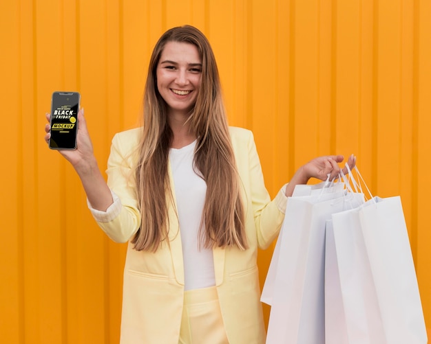 Belle femme avec concept de sac vendredi noir