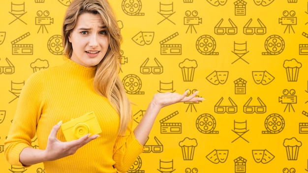 Belle Femme Avec Maquette Concept Jaune