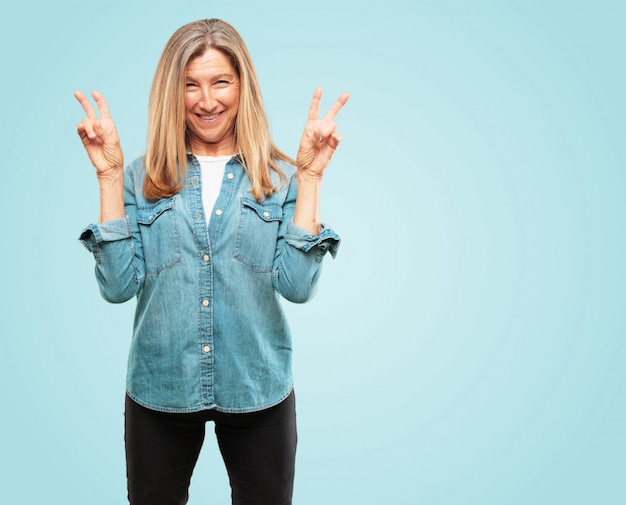 PSD belle femme senior avec une expression fière, heureuse et confiante; souriant et montrant le succès