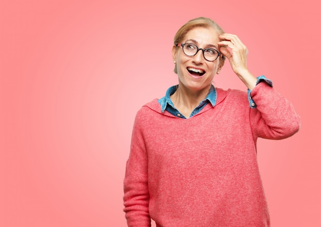 PSD belle femme senior heureuse de réaliser de bonnes nouvelles et d'avoir une bonne idée