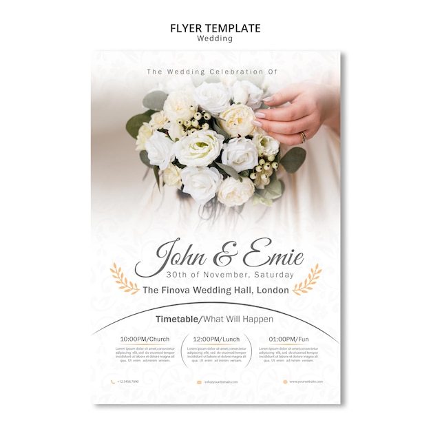 PSD une belle invitation de mariage avec un bouquet de fleurs.