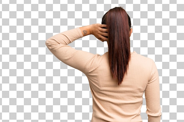 La belleza joven sobre el fondo de la clave de croma aislada en posición trasera y pensando