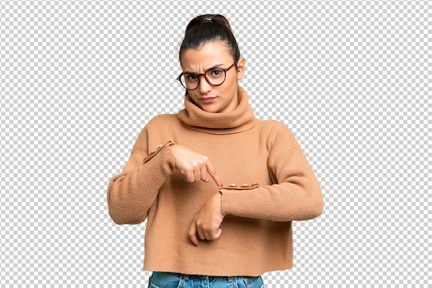 La belleza joven sobre el fondo de la llave de croma aislada haciendo el gesto de llegar tarde