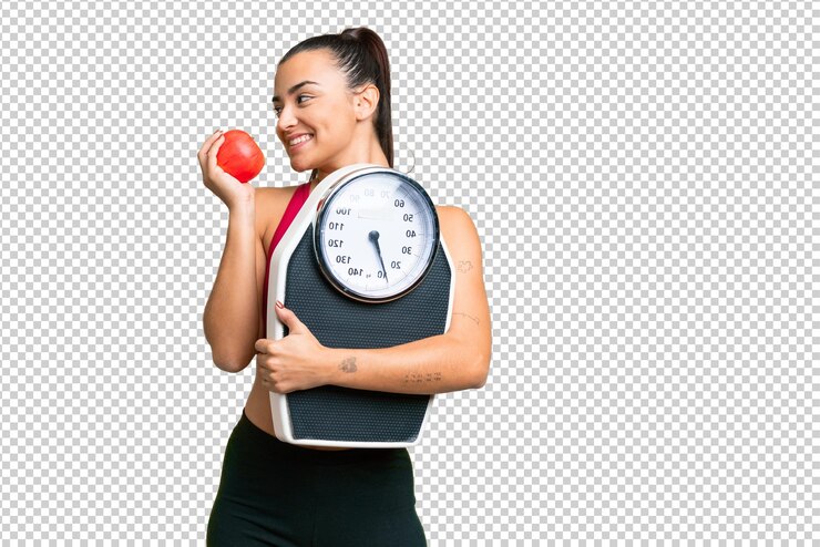 PSD la belleza joven sobre el fondo de la llave de croma aislada con la máquina de pesar y con una manzana