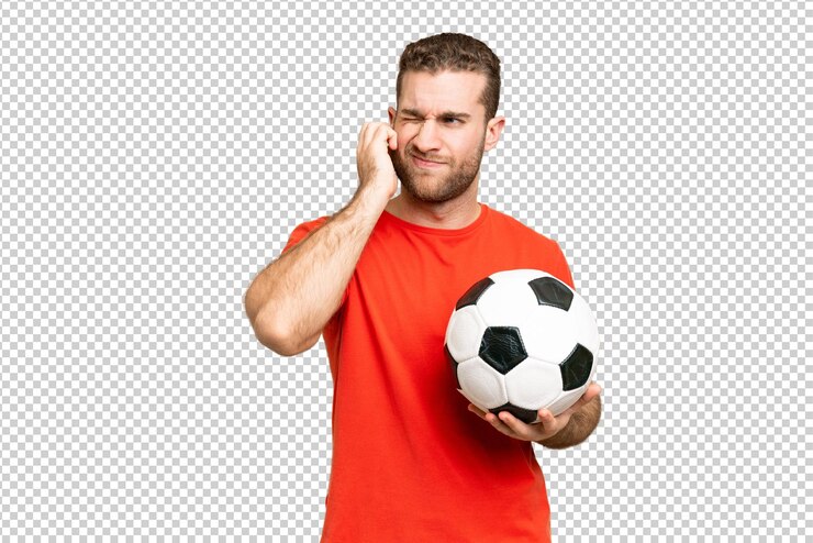PSD bellissimo giovane giocatore di calcio uomo sopra isolato chroma chiave sfondo frustrato e coprire le orecchie