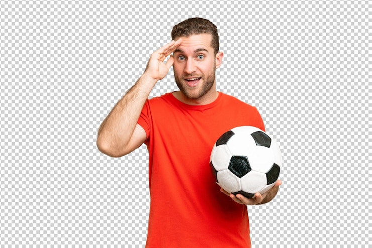 PSD bellissimo giovane giocatore di calcio uomo su isolato chroma chiave sfondo con espressione di sorpresa