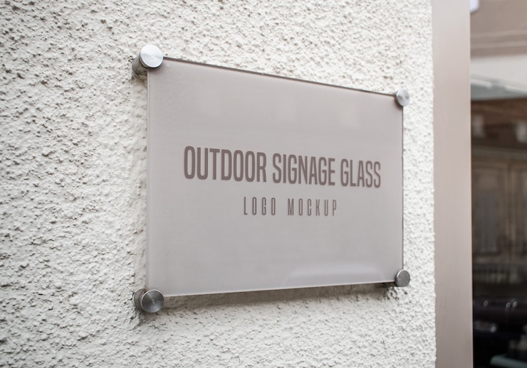 PSD beschilderungsglas für den außenbereich logo mockup