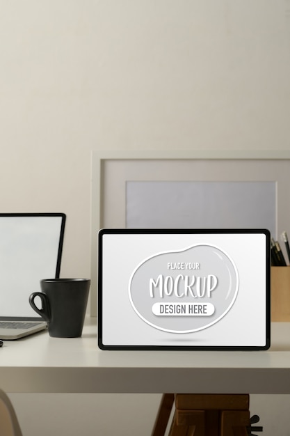 Beschnittener Schuss des Arbeitstisches mit Mock-up-Tablette
