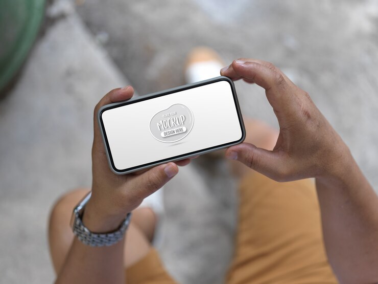 PSD beschnittener schuss des jungen mannes, der das horizontale smartphone verspottet, während er draußen sitzt