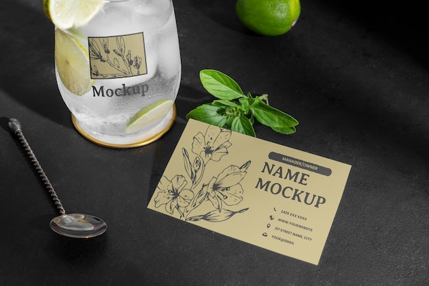 Bevanda con modello di cemento scuro