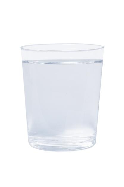 bicchiere d'acqua su sfondo trasparente isolato