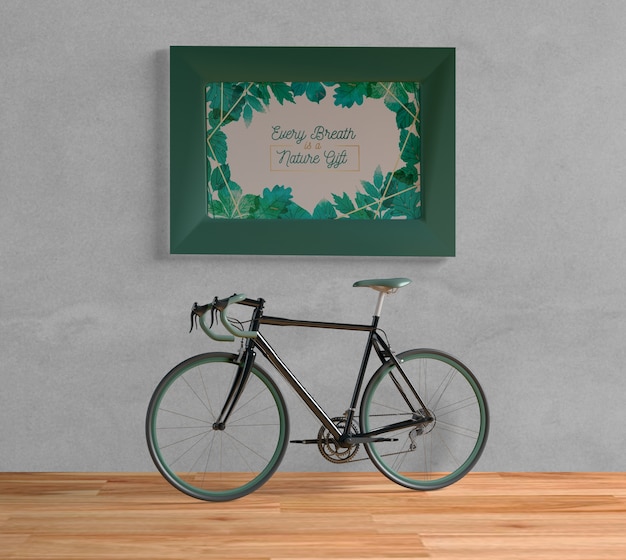 Bicicleta com maquete de quadro verde dentro de casa