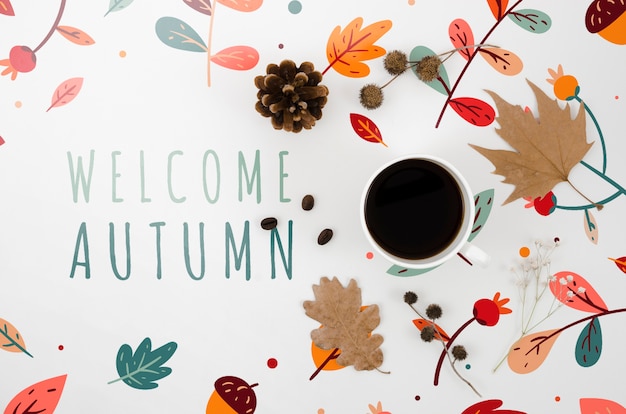 Bienvenido otoño letras junto a la taza de café