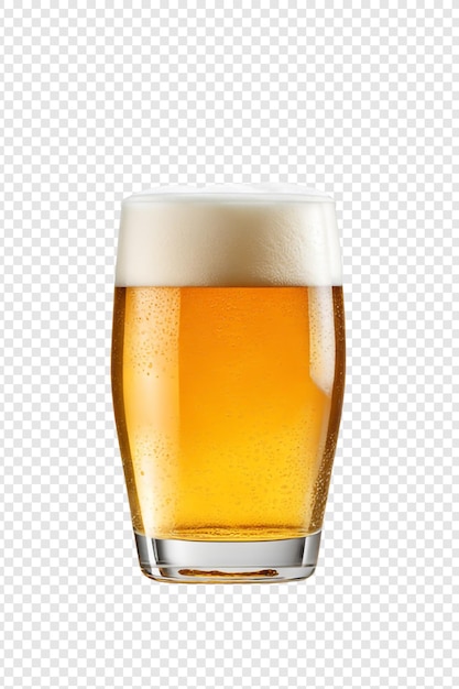 PSD bière réaliste avec une tasse de bière isolée sur un fond transparent