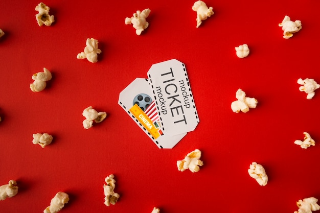 Biglietti del cinema circondati da popcorn