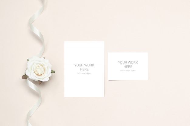Biglietto di auguri di matrimonio e RSVP con fiori e nastro