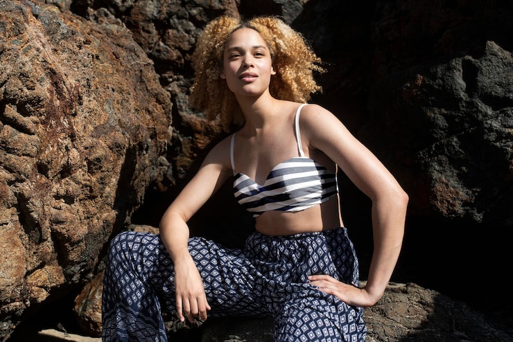 PSD bikini top psd mockup con design cool abbigliamento da spiaggia femminile