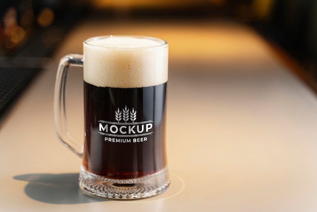 Birra del prodotto nel mockup del bar