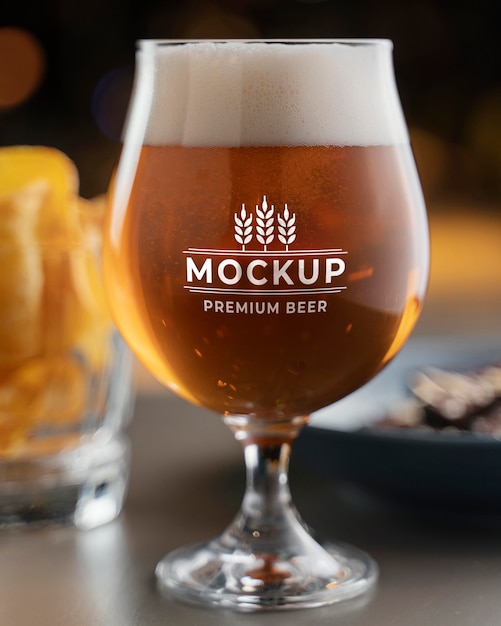 Birra del prodotto nel mockup del bar