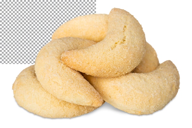 Biscotti di pasta frolla a forma di mezzaluna che giace in un mucchio isolato su sfondo trasparente