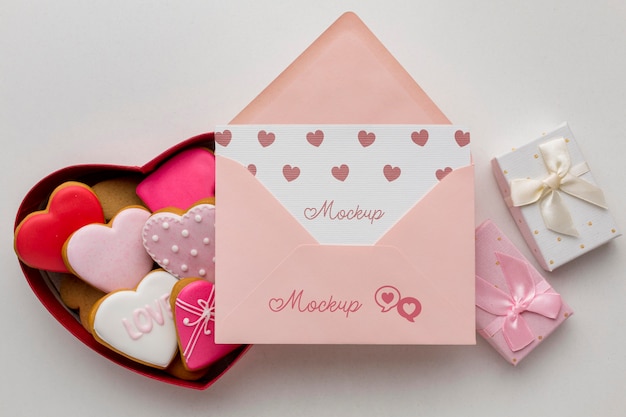 Biscotti di San Valentino con lettera mock-up