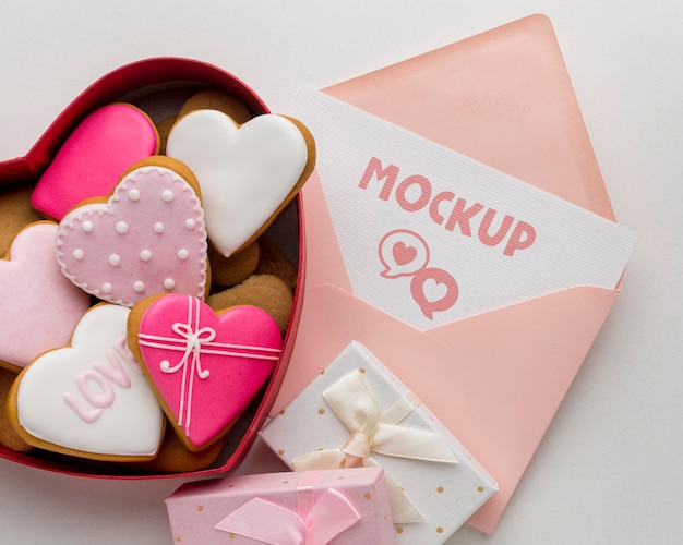 Biscuits de la Saint-Valentin à plat avec lettre maquette