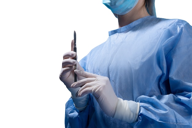 Bisturí quirúrgico sostenido por médico
