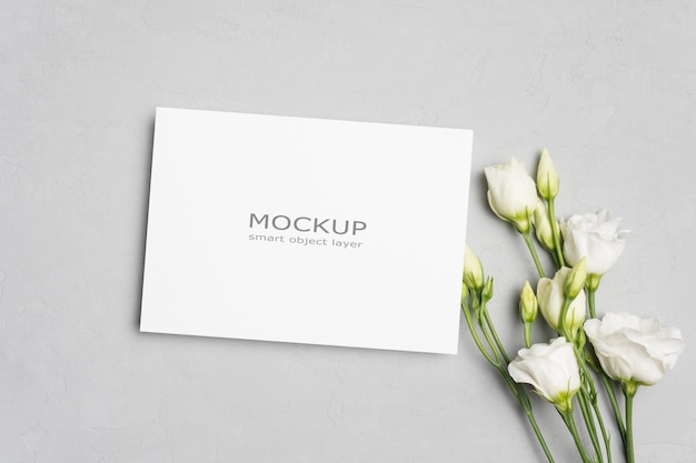 Blank Save the Date Kartenmodell mit frischen weißen Eustoma-Blumen