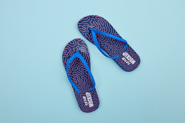 Blaue Flipflops der Draufsicht im Studio