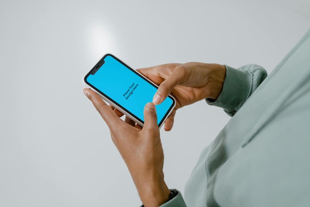 Blauer Bildschirm Mobiltelefon-Mockup in der Hand PSD