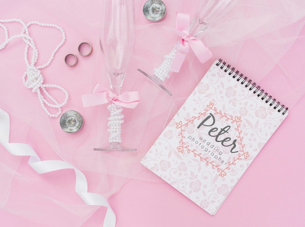 Bloc de notas con ideas de boda con objetos y decoración de bodas