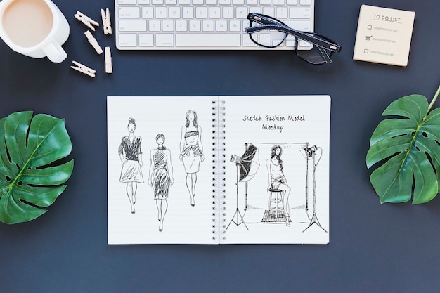 Bloc-notes vue de dessus avec dessin sur le bureau
