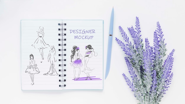 Bloc-notes vue de dessus avec dessins et plante