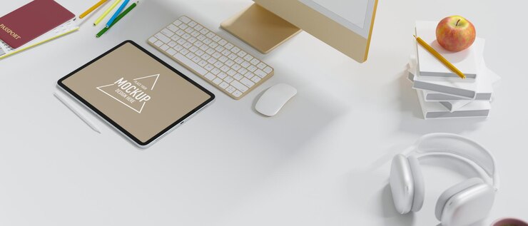 PSD blogger de viajes, escritorio de trabajo, computadora, tableta, maqueta, auriculares, pasaporte en la mesa blanca vista lateral
