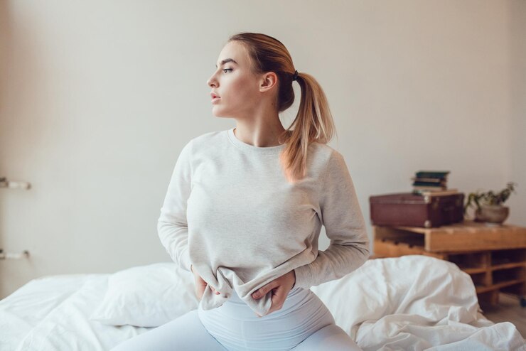 PSD blonde frau in weißer sportbekleidung posiert am morgen
