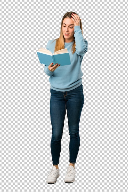 Blonde frau mit blauem hemd überrascht beim lesen eines buches