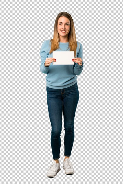 Blonde frau mit dem blauen hemd, das ein plakat für einfügen ein konzept hält