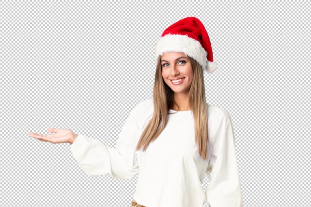 Blondes Mädchen mit dem Weihnachtshut, der copyspace eingebildet auf der Palme hält