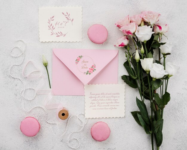 Blumenhochzeitskonzeptmodell mit Macarons