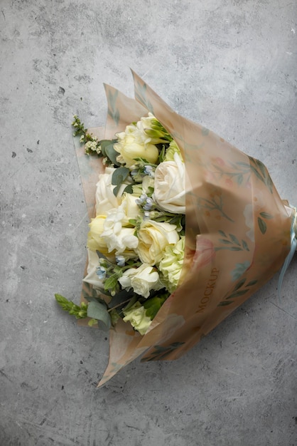 Blumenstrauß mit Kegelverpackung aus Papier