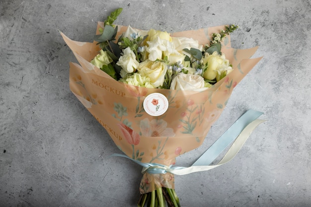 Blumenstrauß mit Kegelverpackung aus Papier