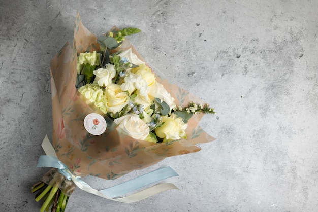Blumenstrauß mit Kegelverpackung aus Papier